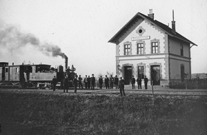 Bethlenháza-Klicsova (Románia) állomás harmadosztályú felvételi épülete egy 1901-ből származó fotón 